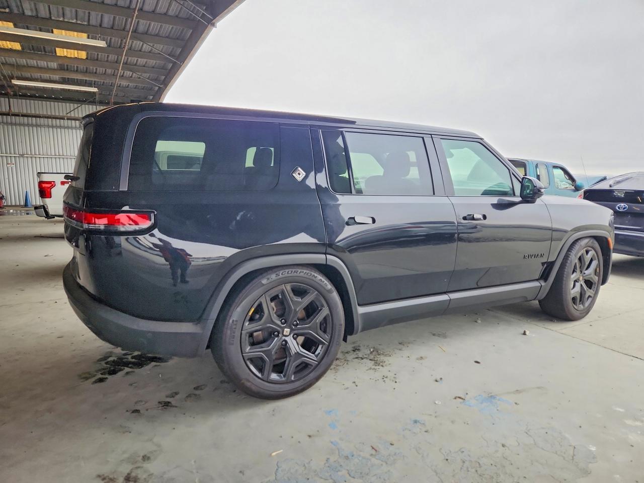 2025 RIVIAN R1s