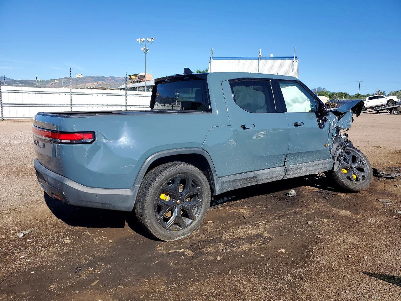 2025 RIVIAN R1t