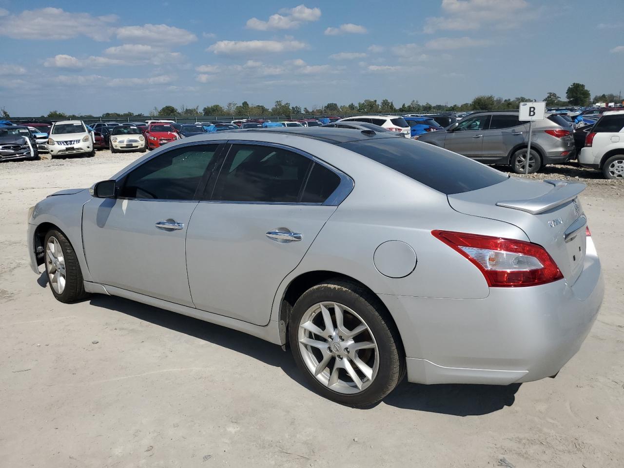 2011 NISSAN Maxima