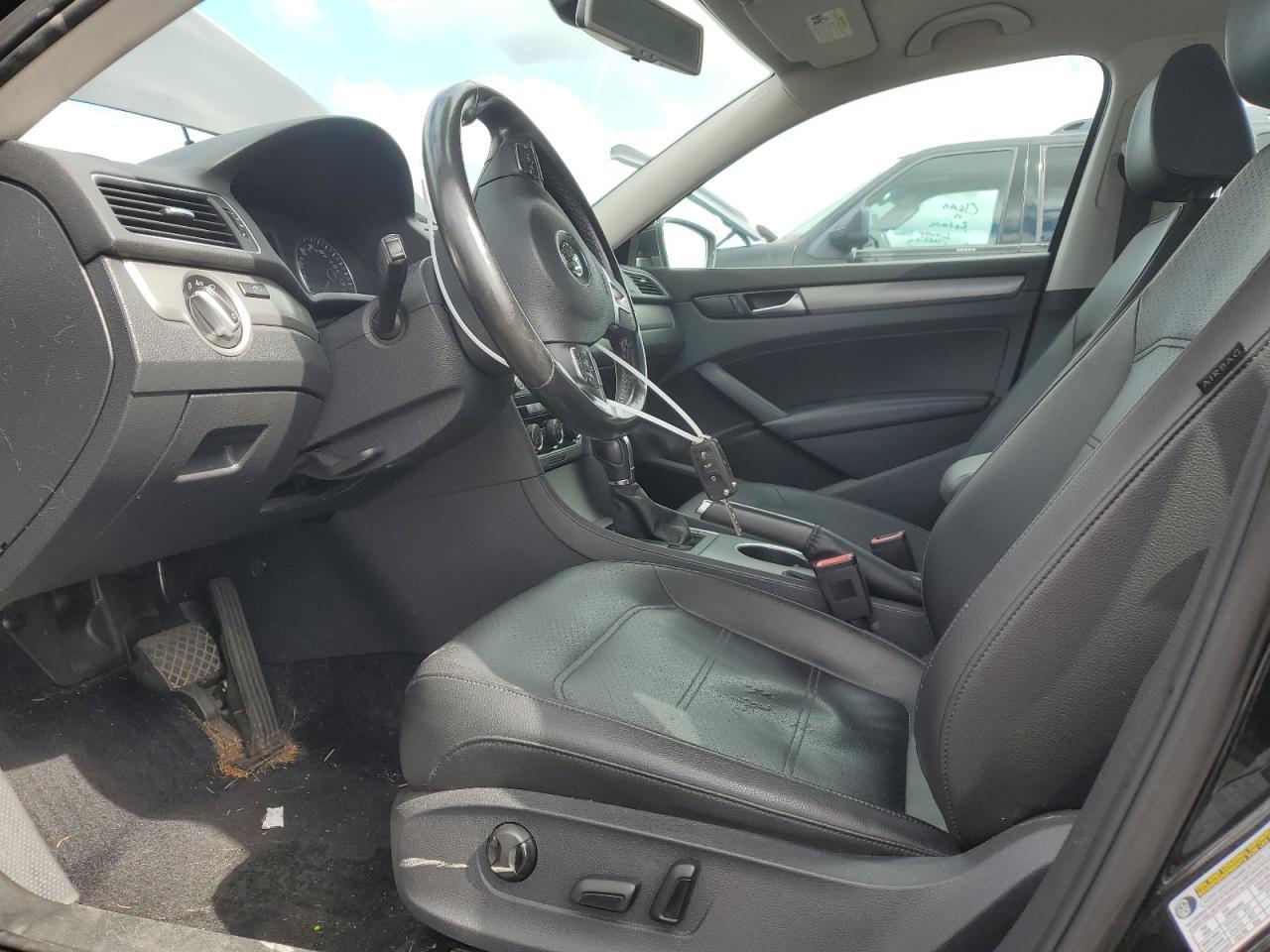 2014 VOLKSWAGEN Passat
