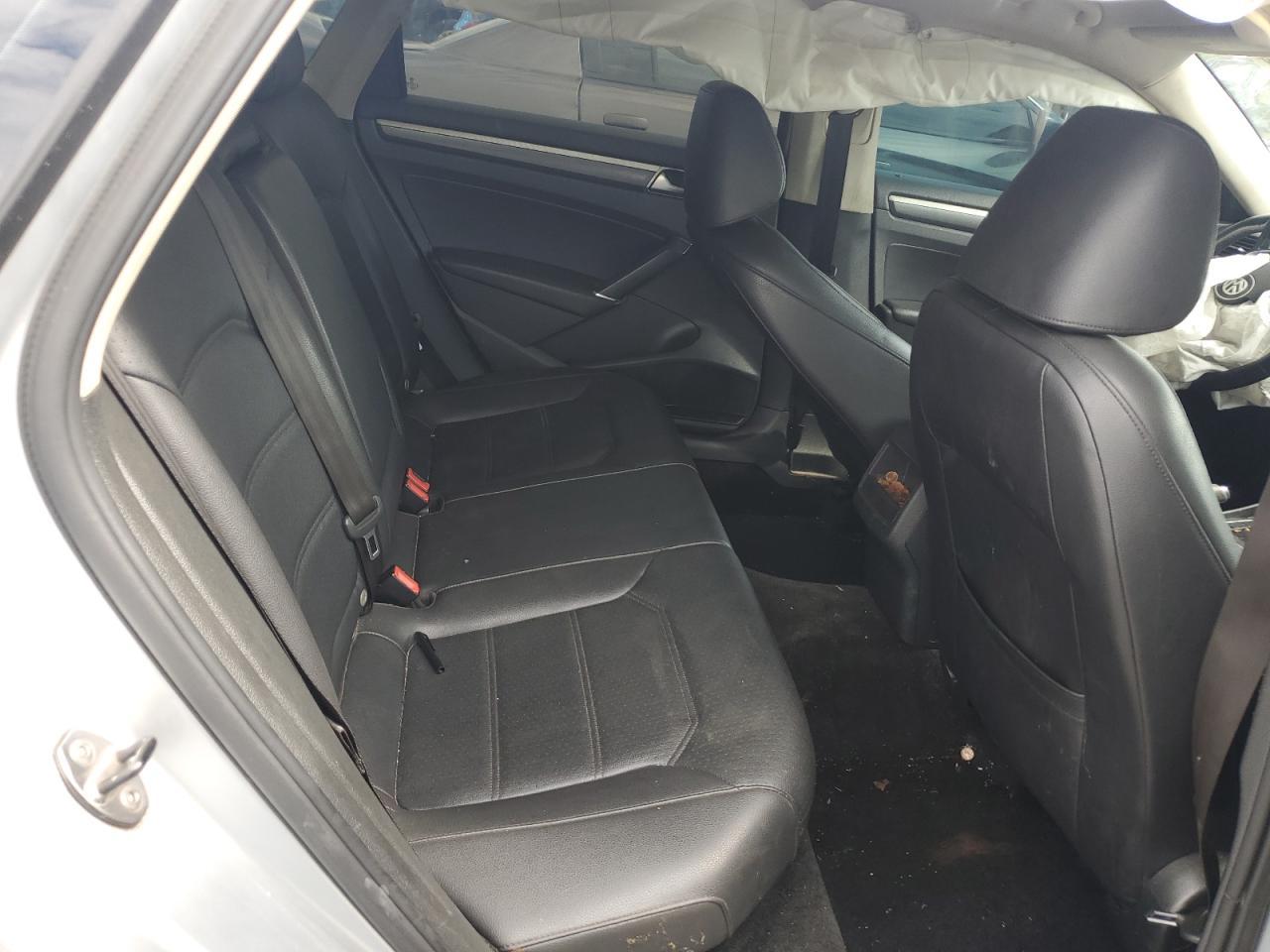 2017 VOLKSWAGEN Passat