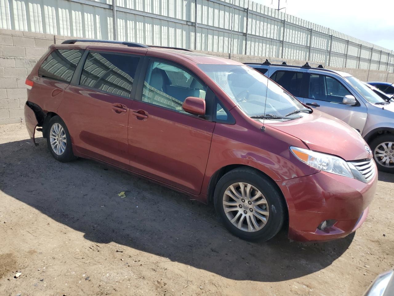 2013 TOYOTA SIENNA