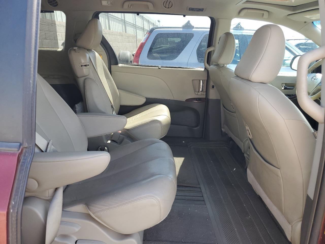2013 TOYOTA SIENNA