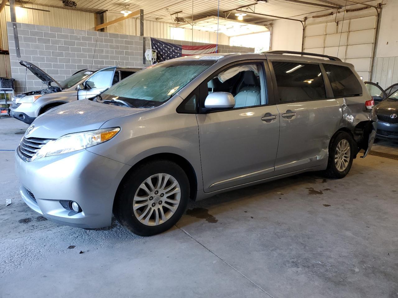 2012 TOYOTA SIENNA