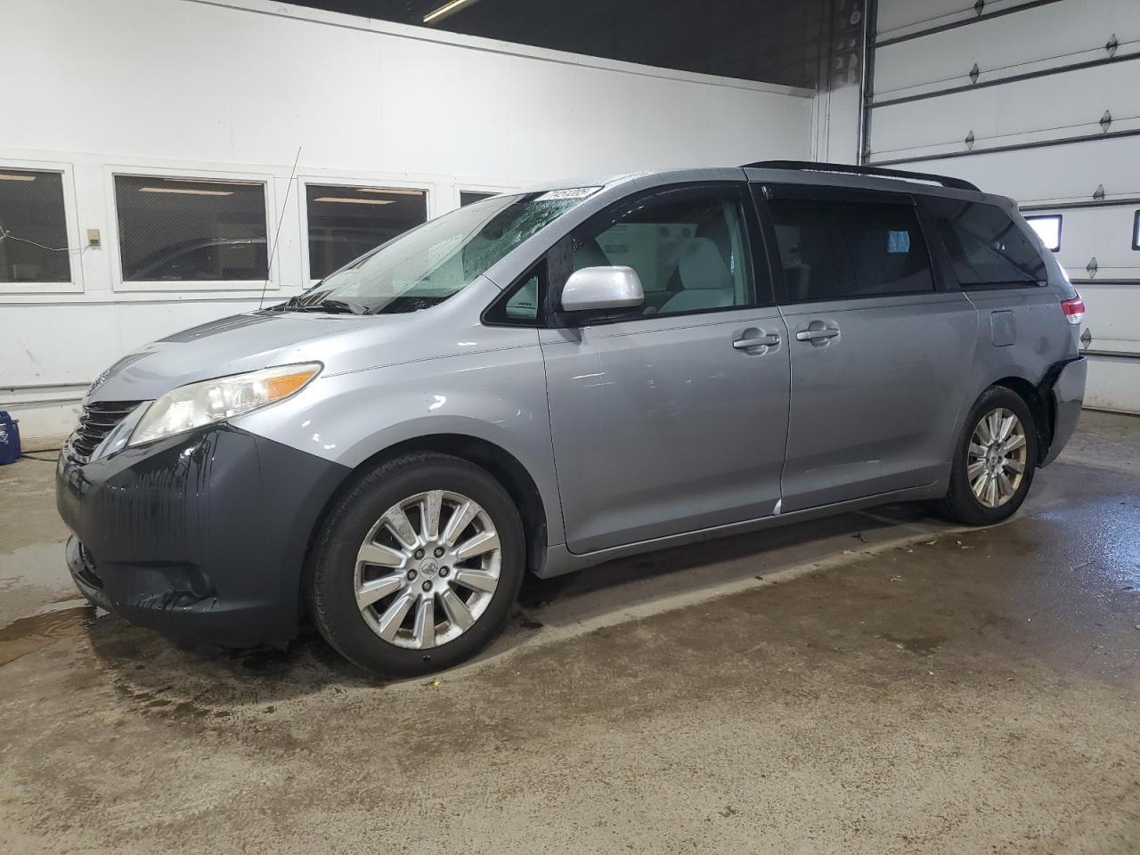 2012 TOYOTA SIENNA