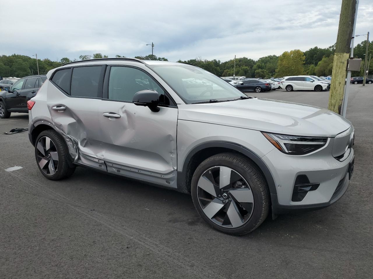 2024 VOLVO XC40