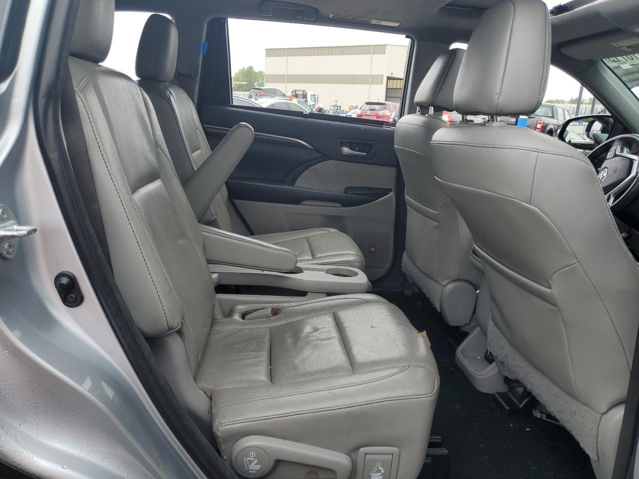 2016 TOYOTA HIGHLANDER