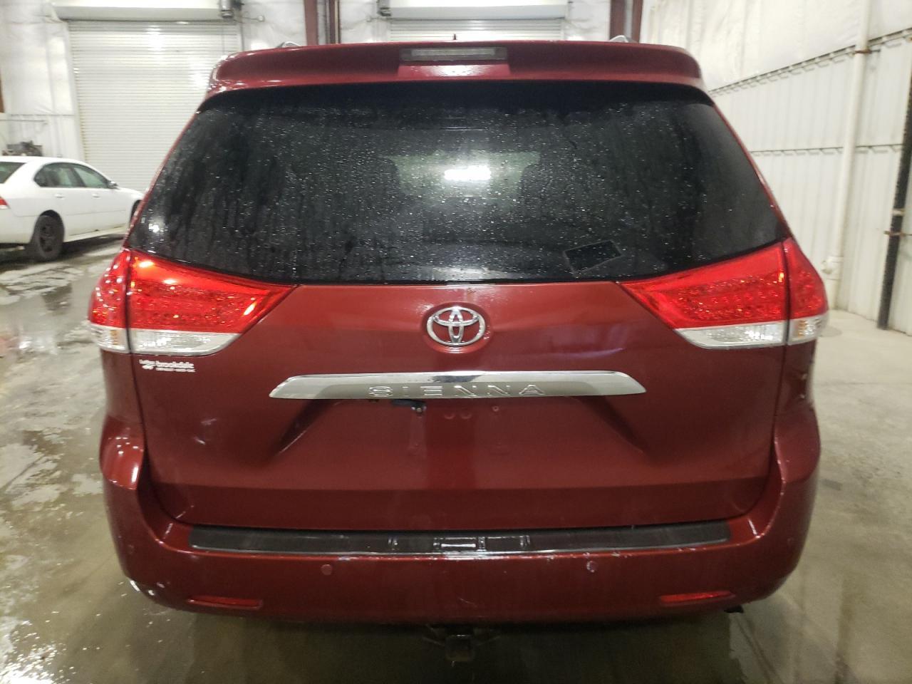 2012 TOYOTA SIENNA