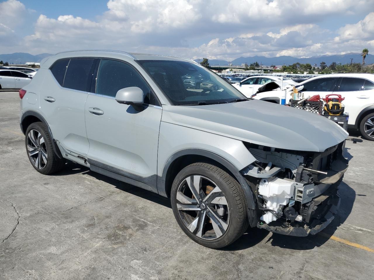 2024 VOLVO XC40