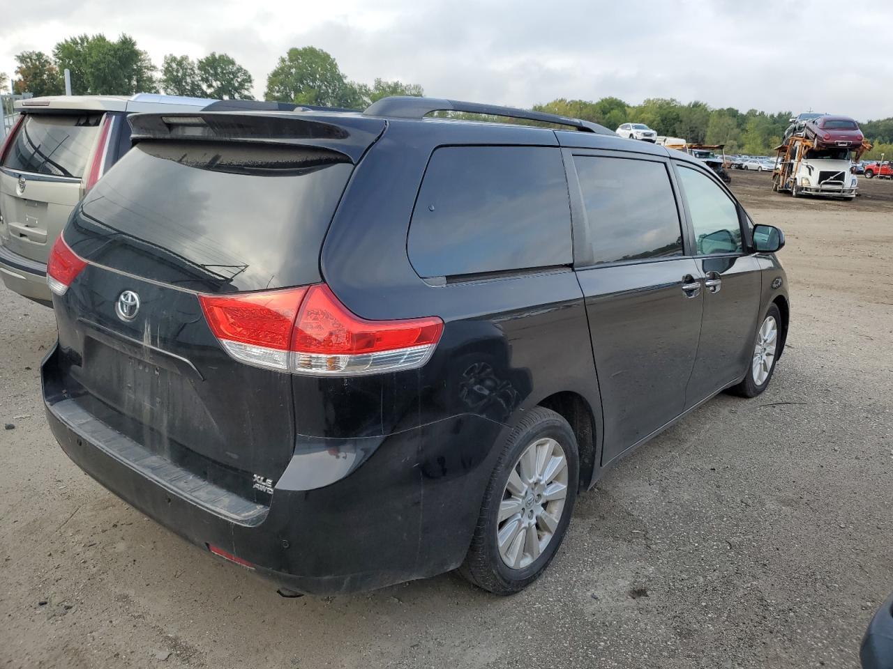 2013 TOYOTA SIENNA
