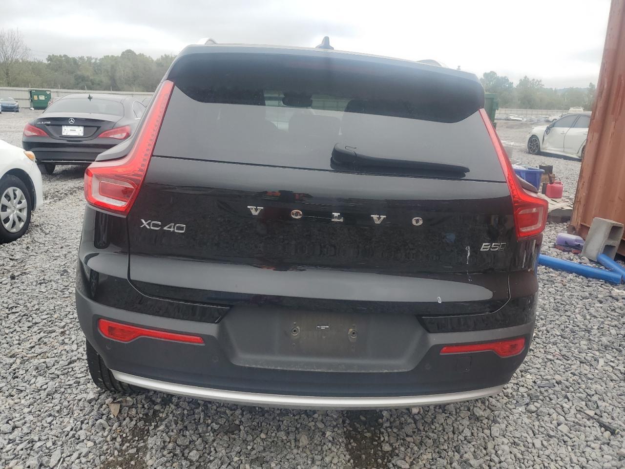 2025 VOLVO XC40