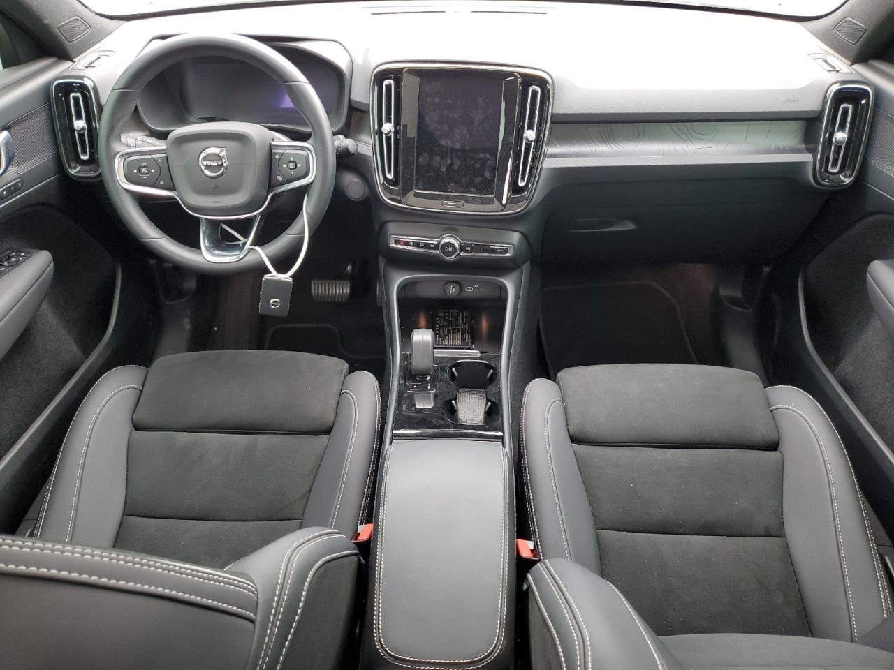 2024 VOLVO C40