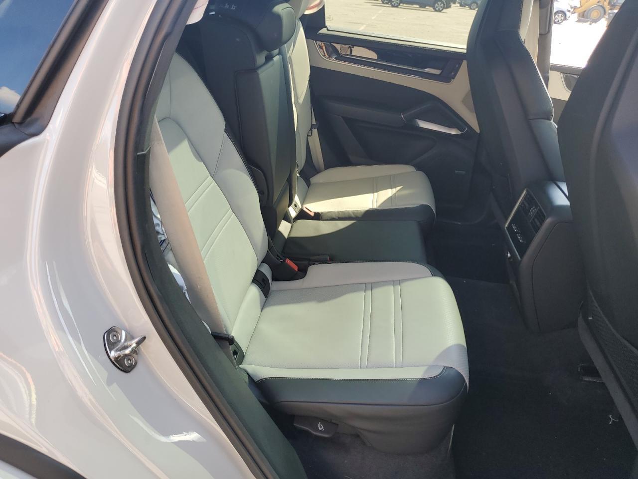 2024 PORSCHE CAYENNE