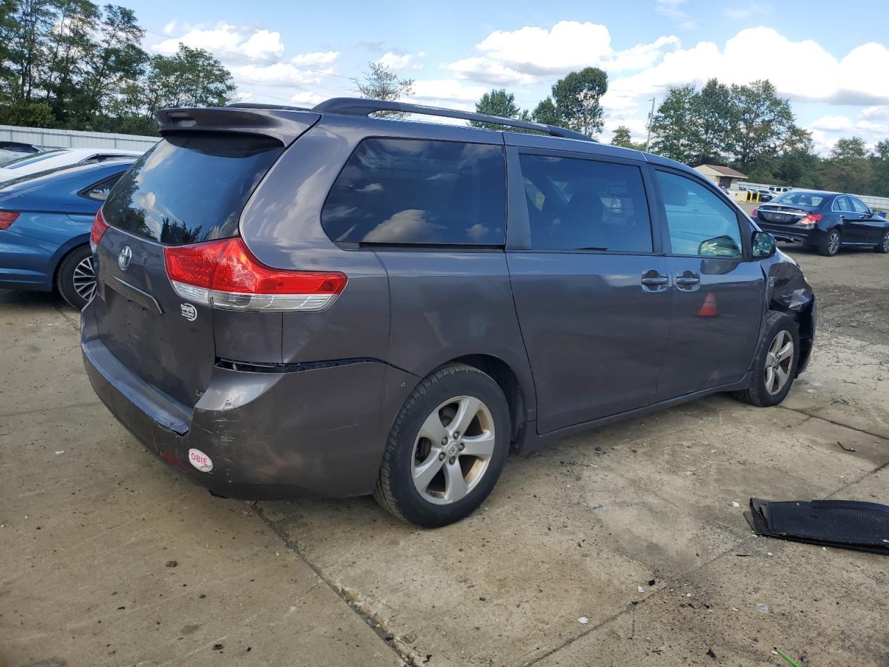 2011 TOYOTA SIENNA