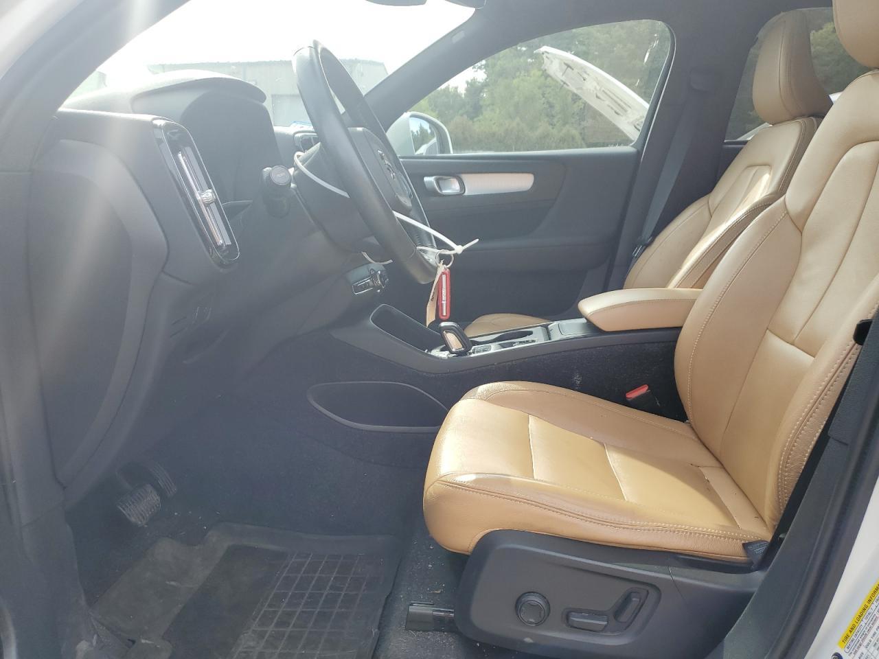 2019 VOLVO XC40