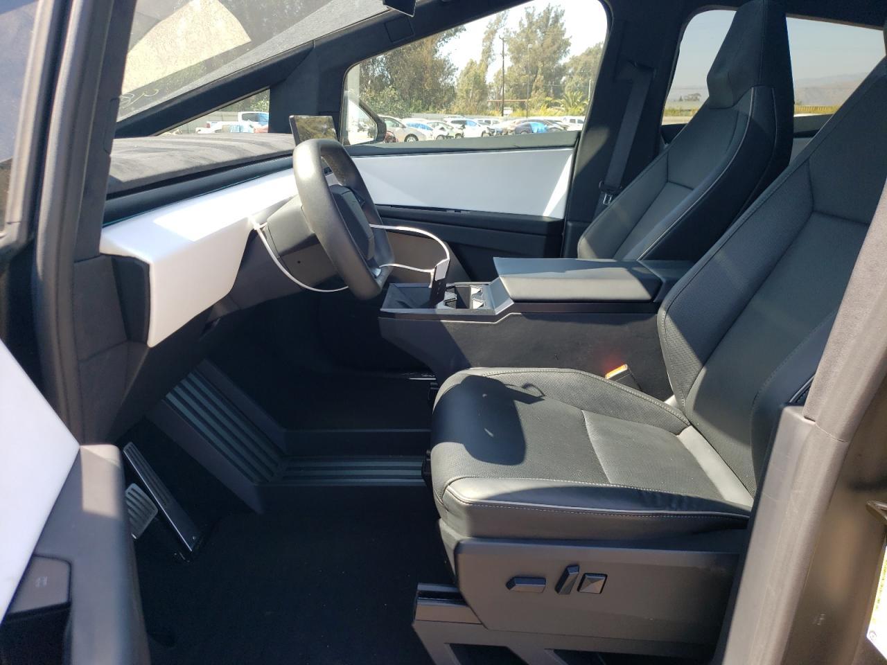 2024 TESLA Cybertruck