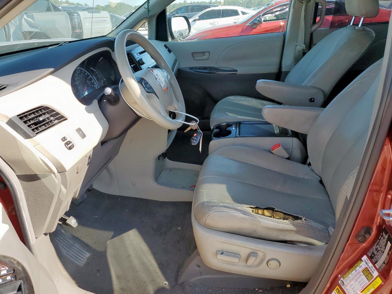 2011 TOYOTA SIENNA