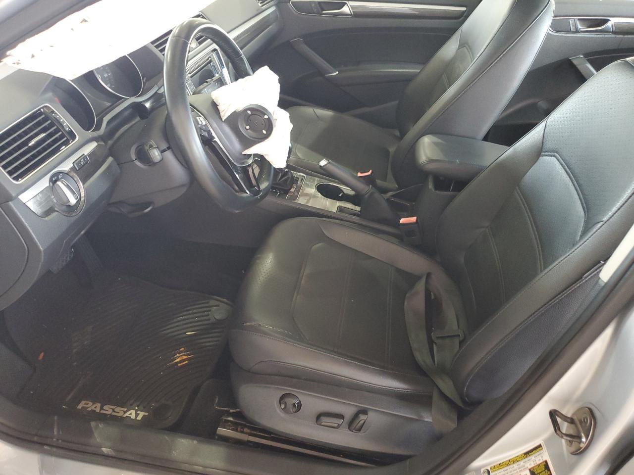 2016 VOLKSWAGEN Passat