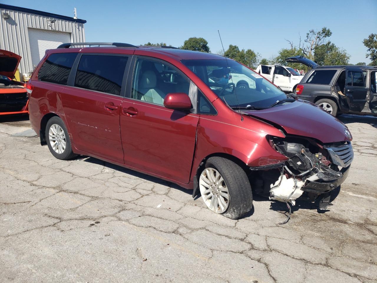 2014 TOYOTA SIENNA