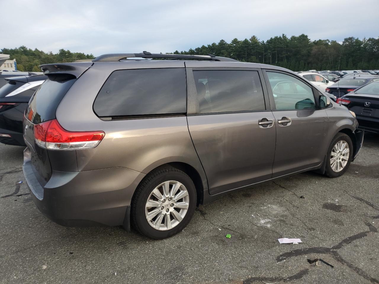 2011 TOYOTA SIENNA