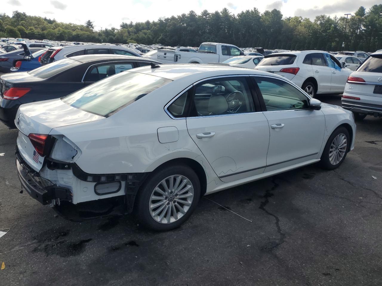2017 VOLKSWAGEN Passat