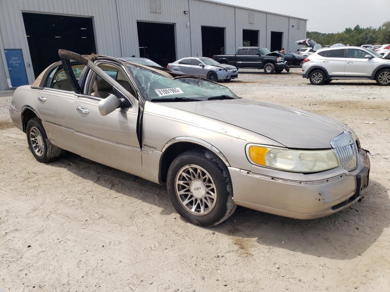 2002 LINCOLN Town Car