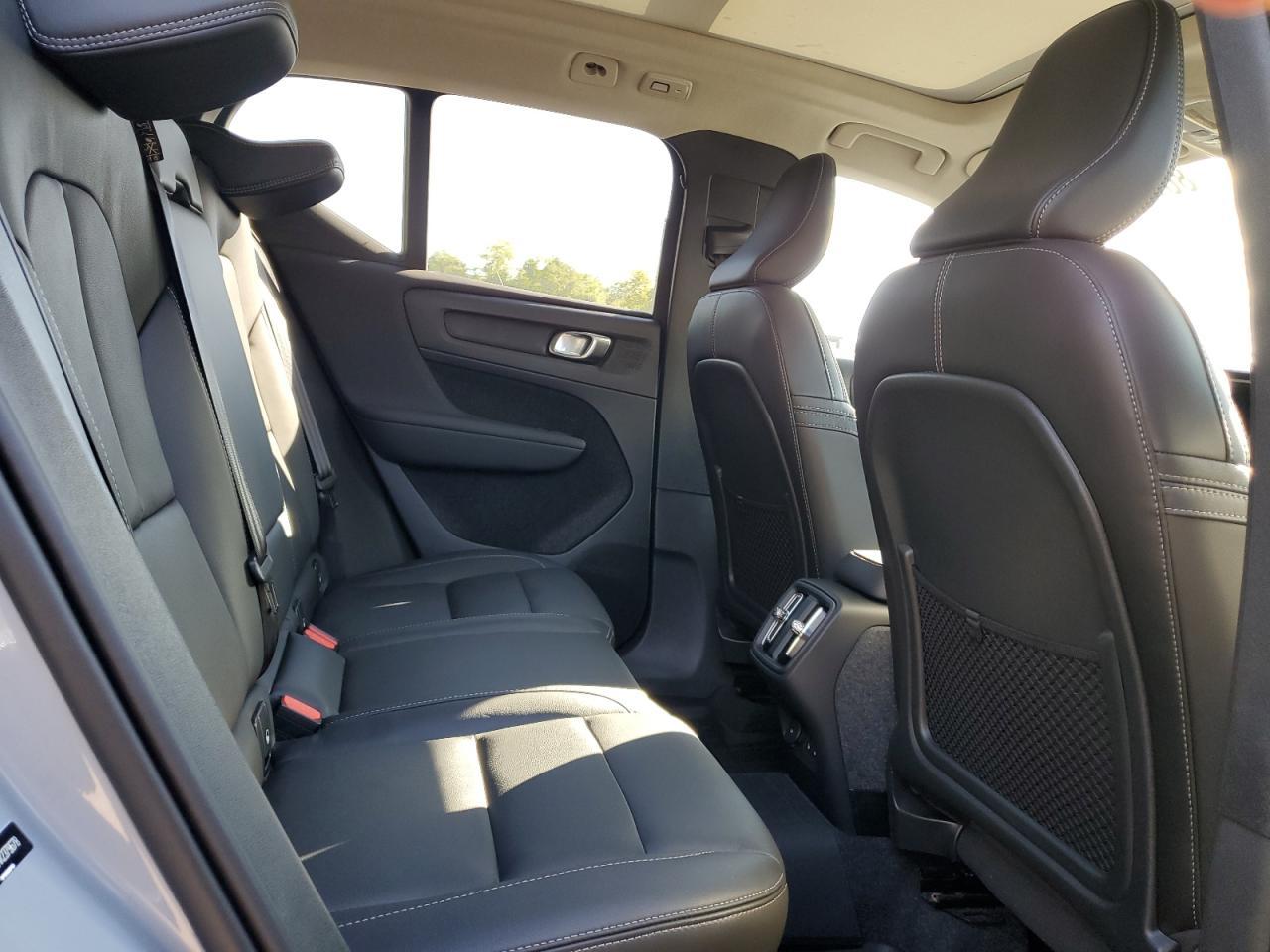 2024 VOLVO XC40