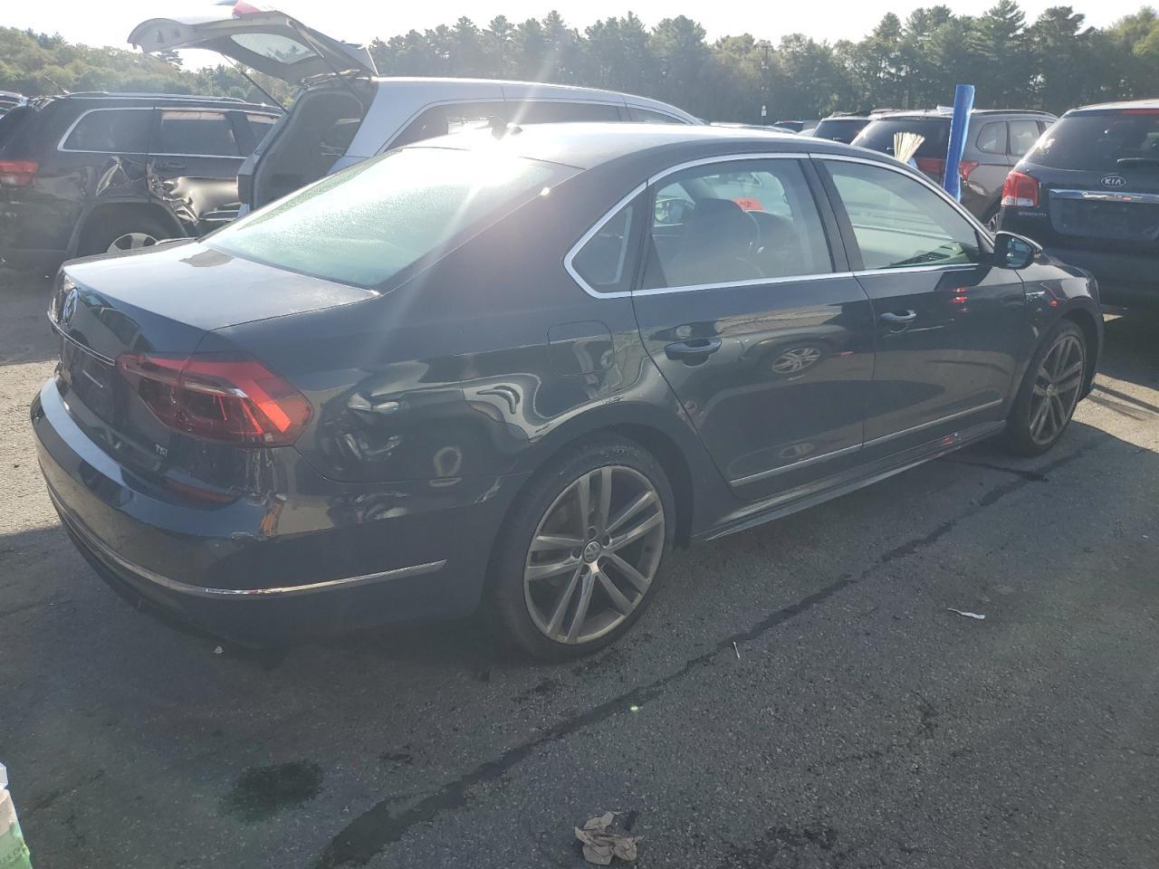 2017 VOLKSWAGEN Passat