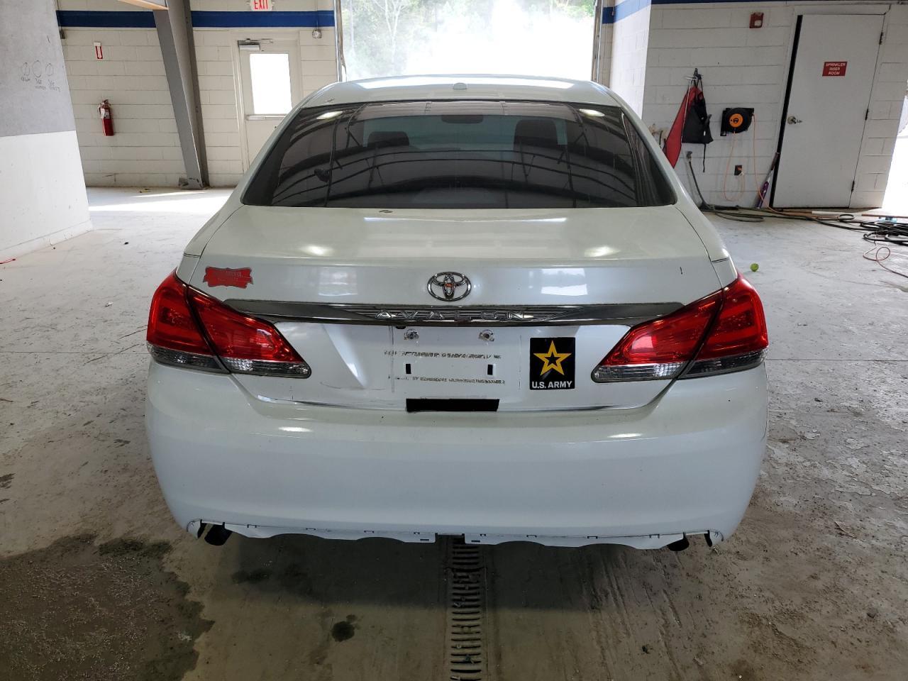 2011 TOYOTA Avalon