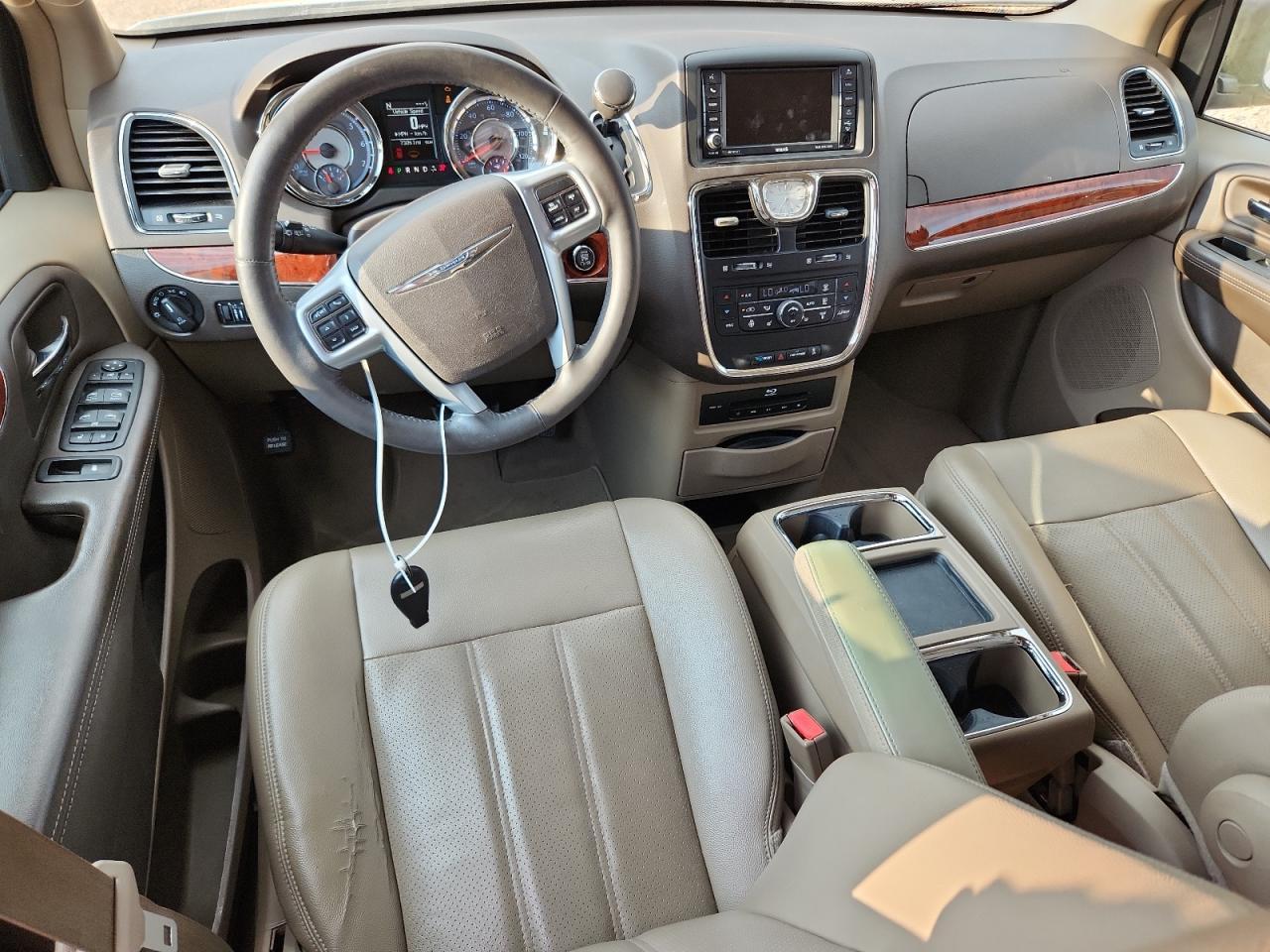 2013 CHRYSLER Town & Country