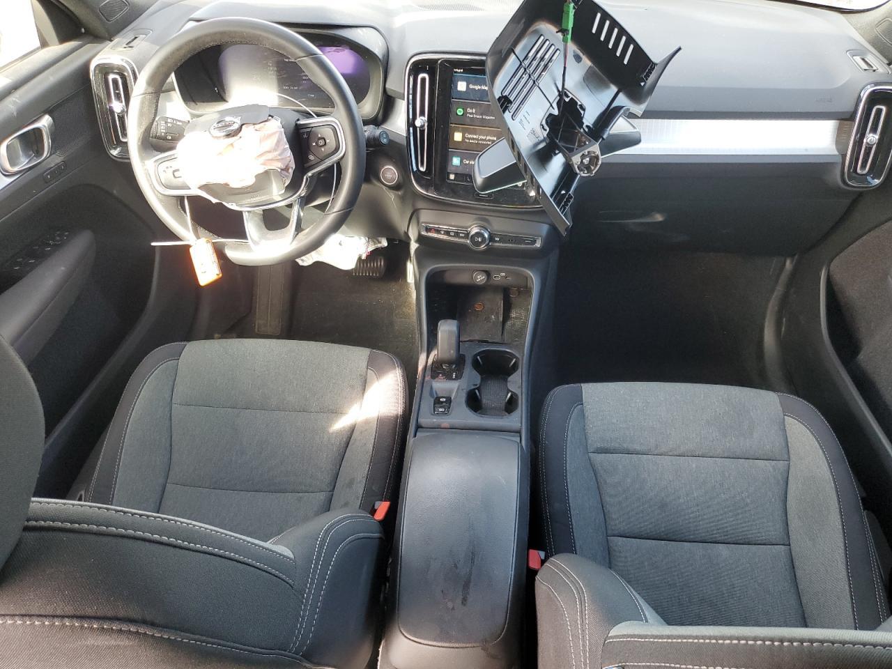 2024 VOLVO XC40