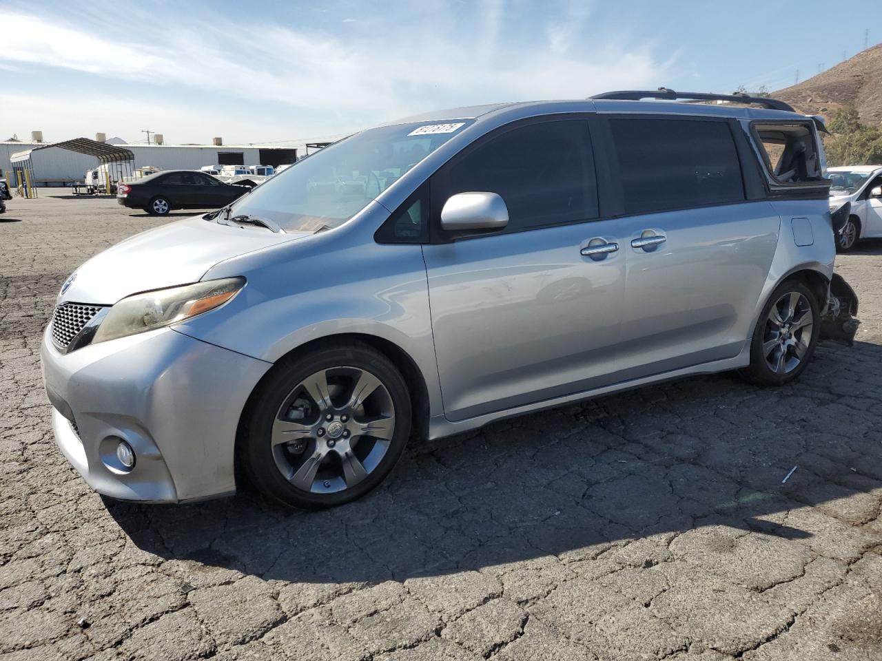 2016 TOYOTA SIENNA