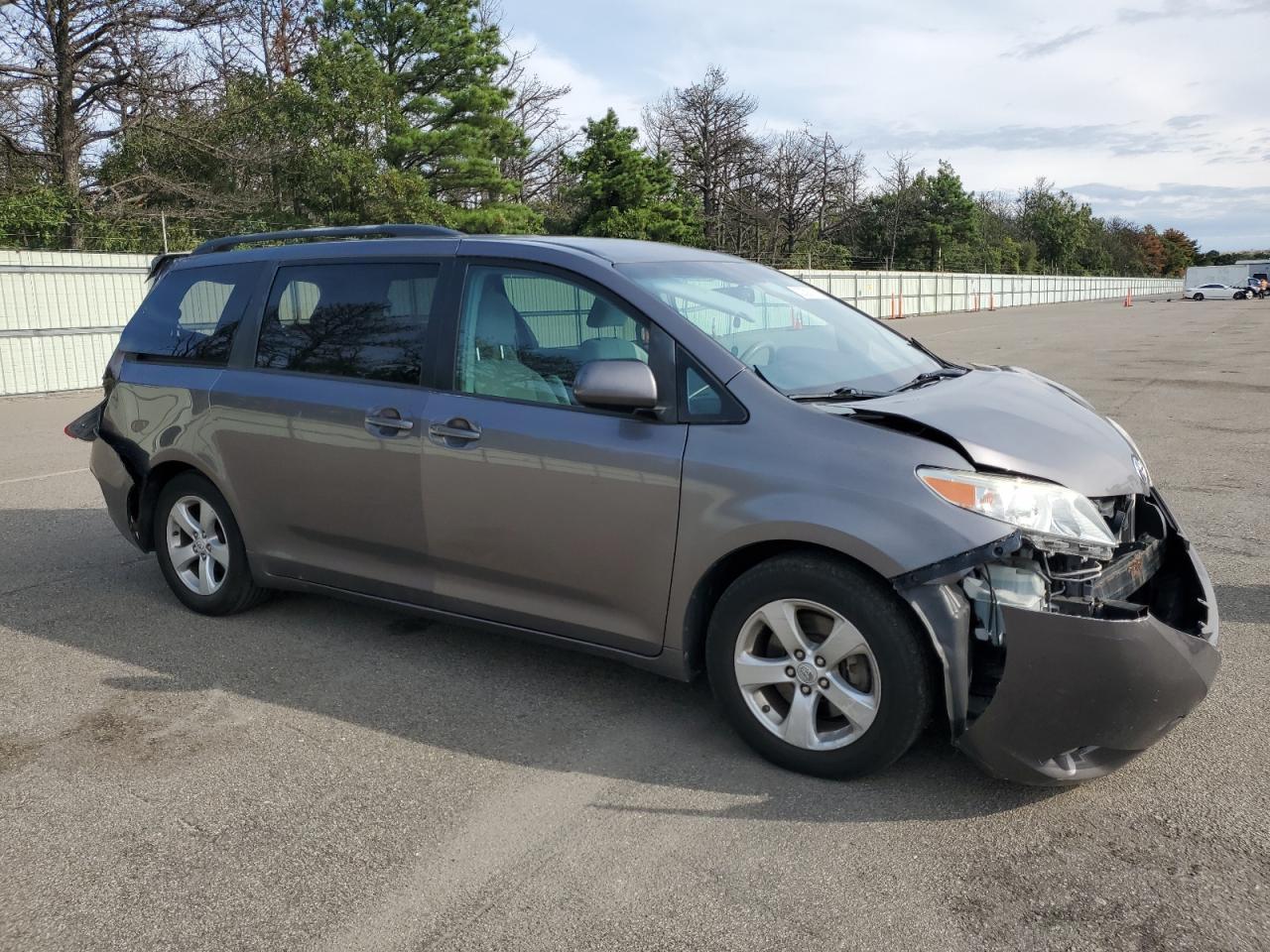 2011 TOYOTA SIENNA