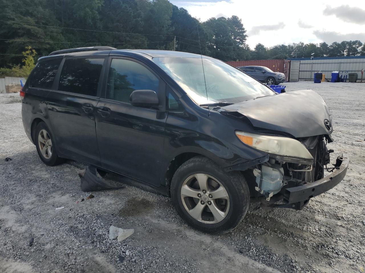 2011 TOYOTA SIENNA