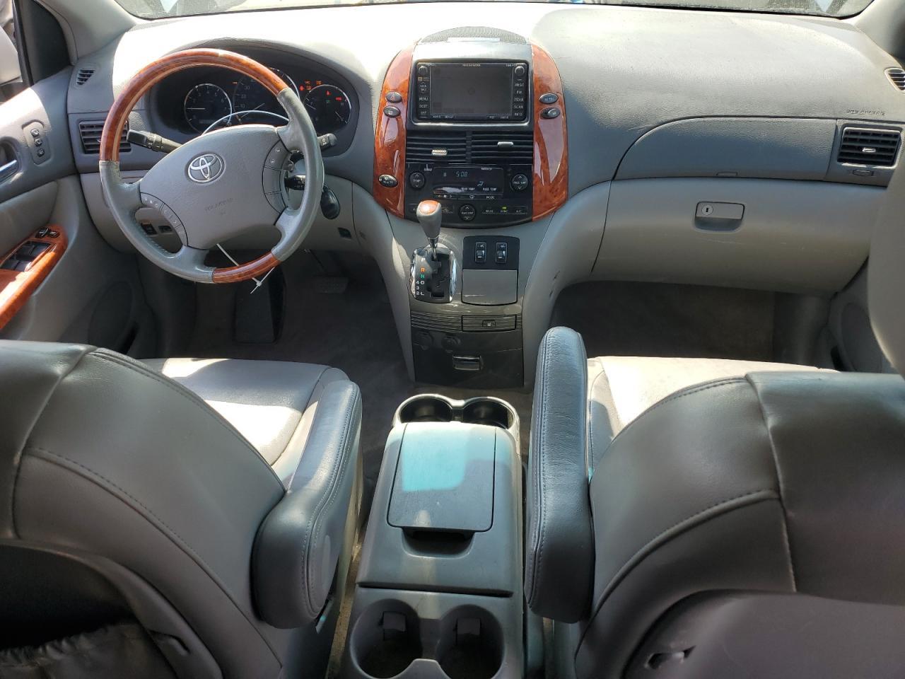 2010 TOYOTA SIENNA
