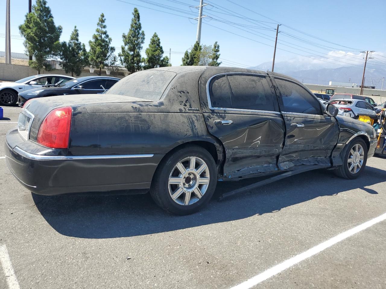 2011 LINCOLN Town Car