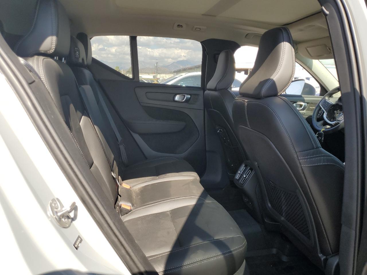 2024 VOLVO XC40