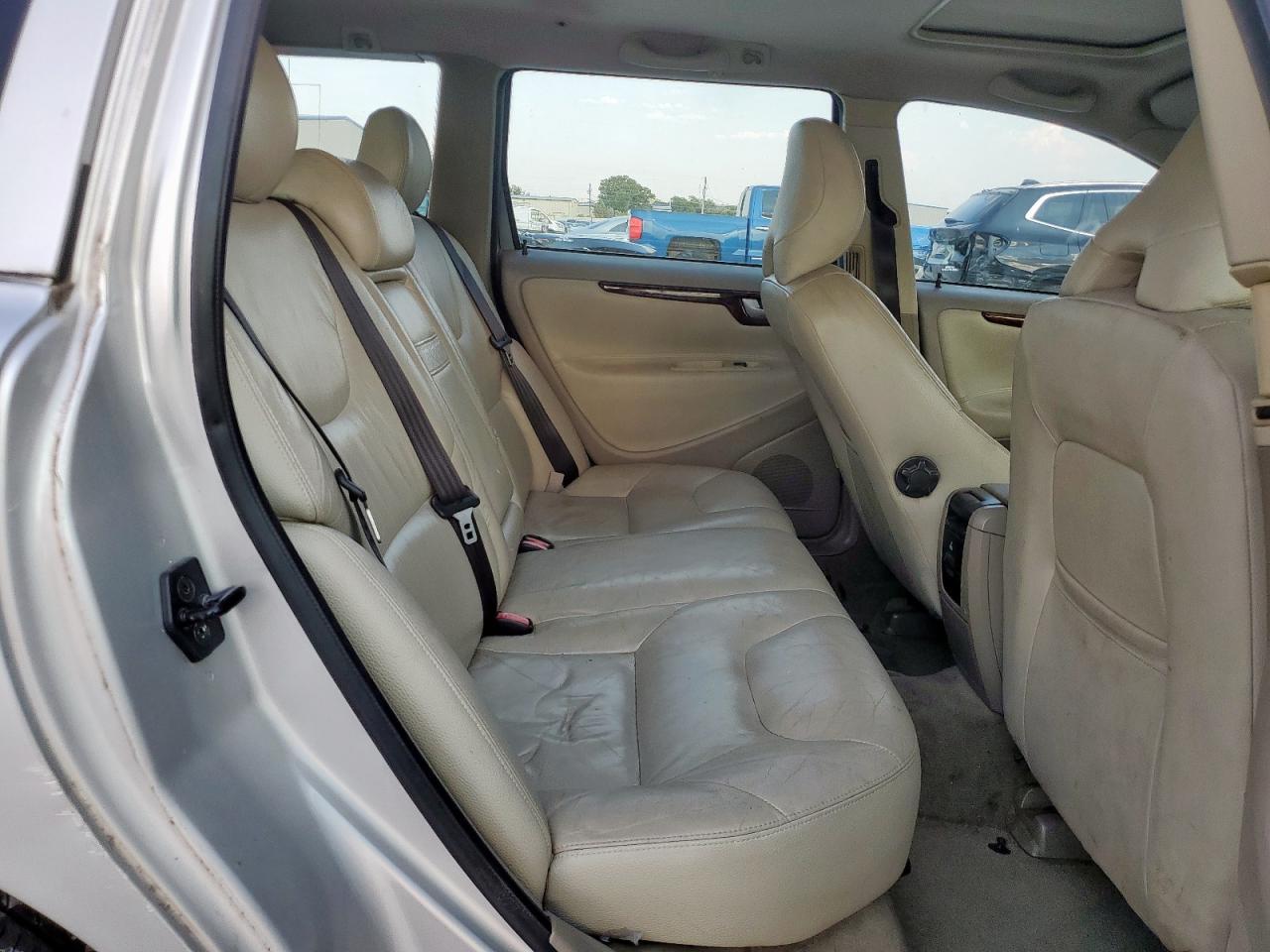 2005 VOLVO V70