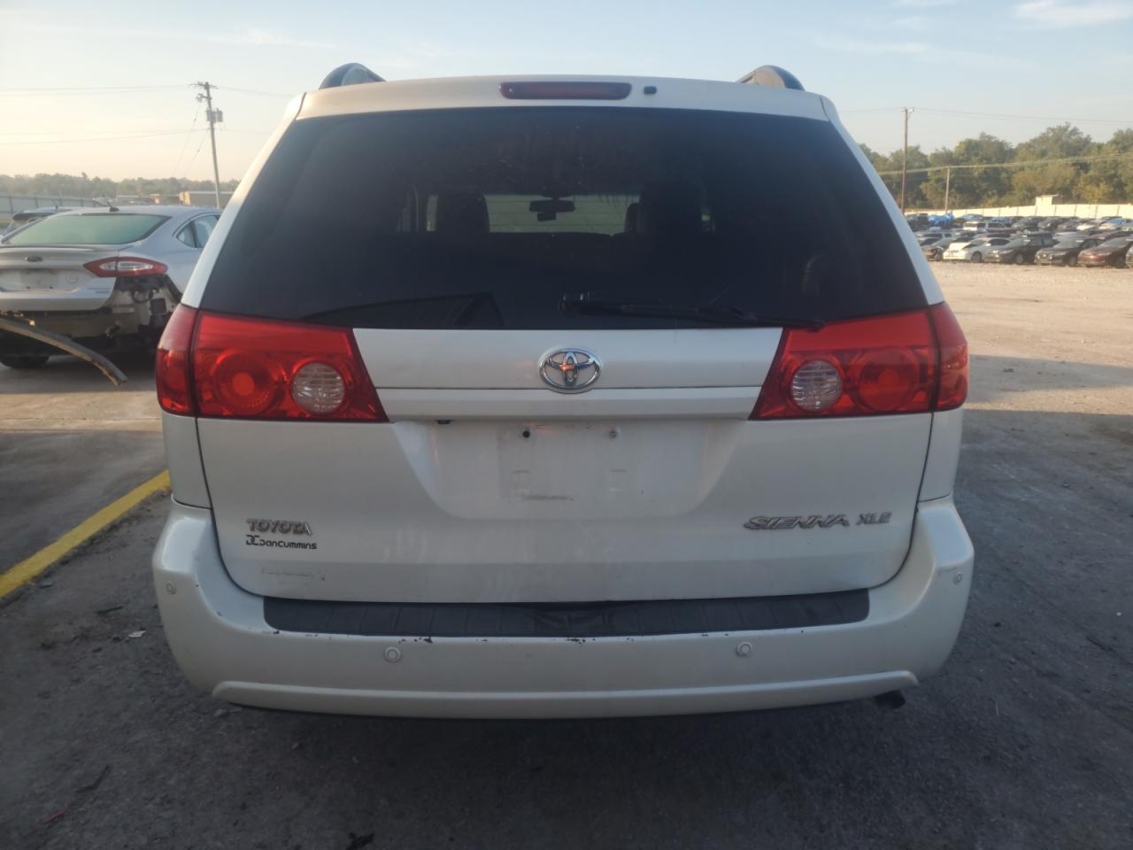 2010 TOYOTA SIENNA