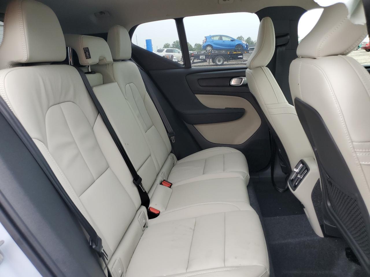 2025 VOLVO XC40