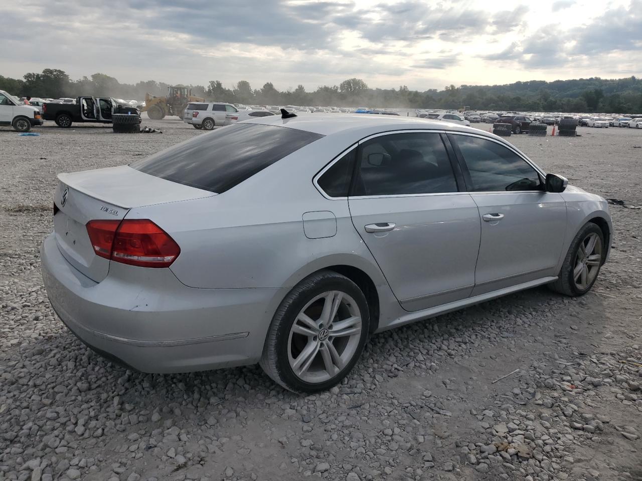 2013 VOLKSWAGEN Passat