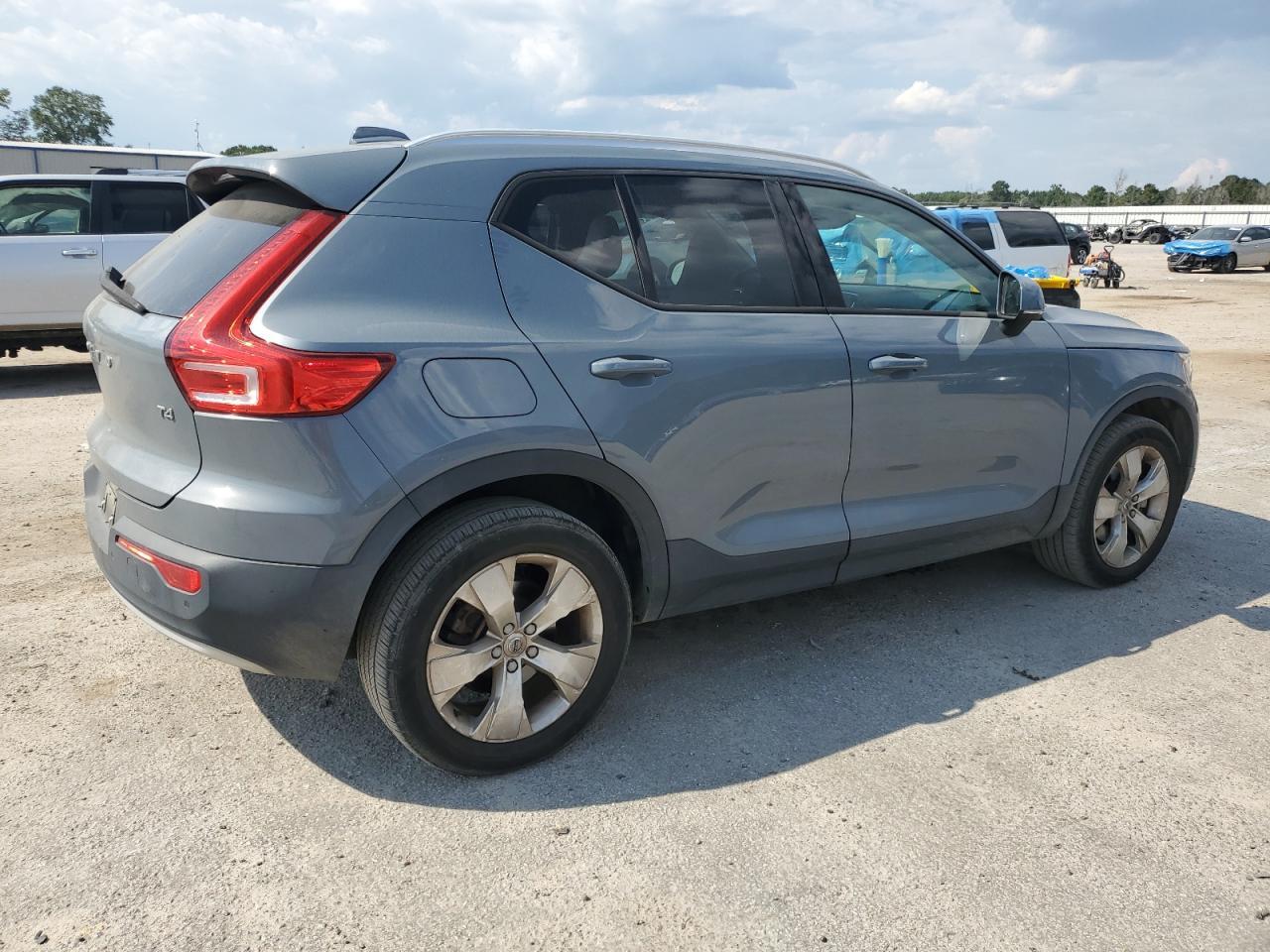2021 VOLVO XC40