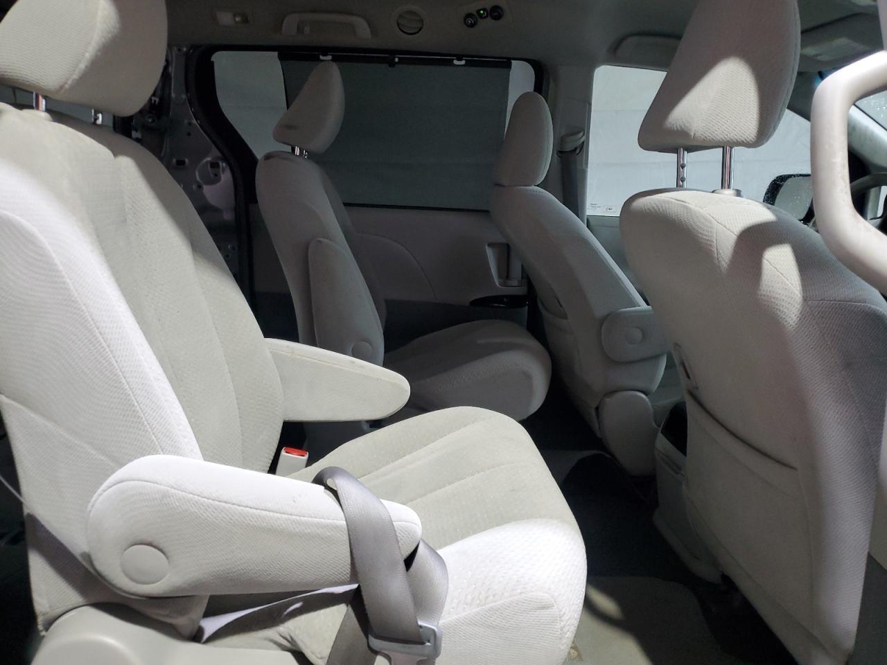 2011 TOYOTA SIENNA