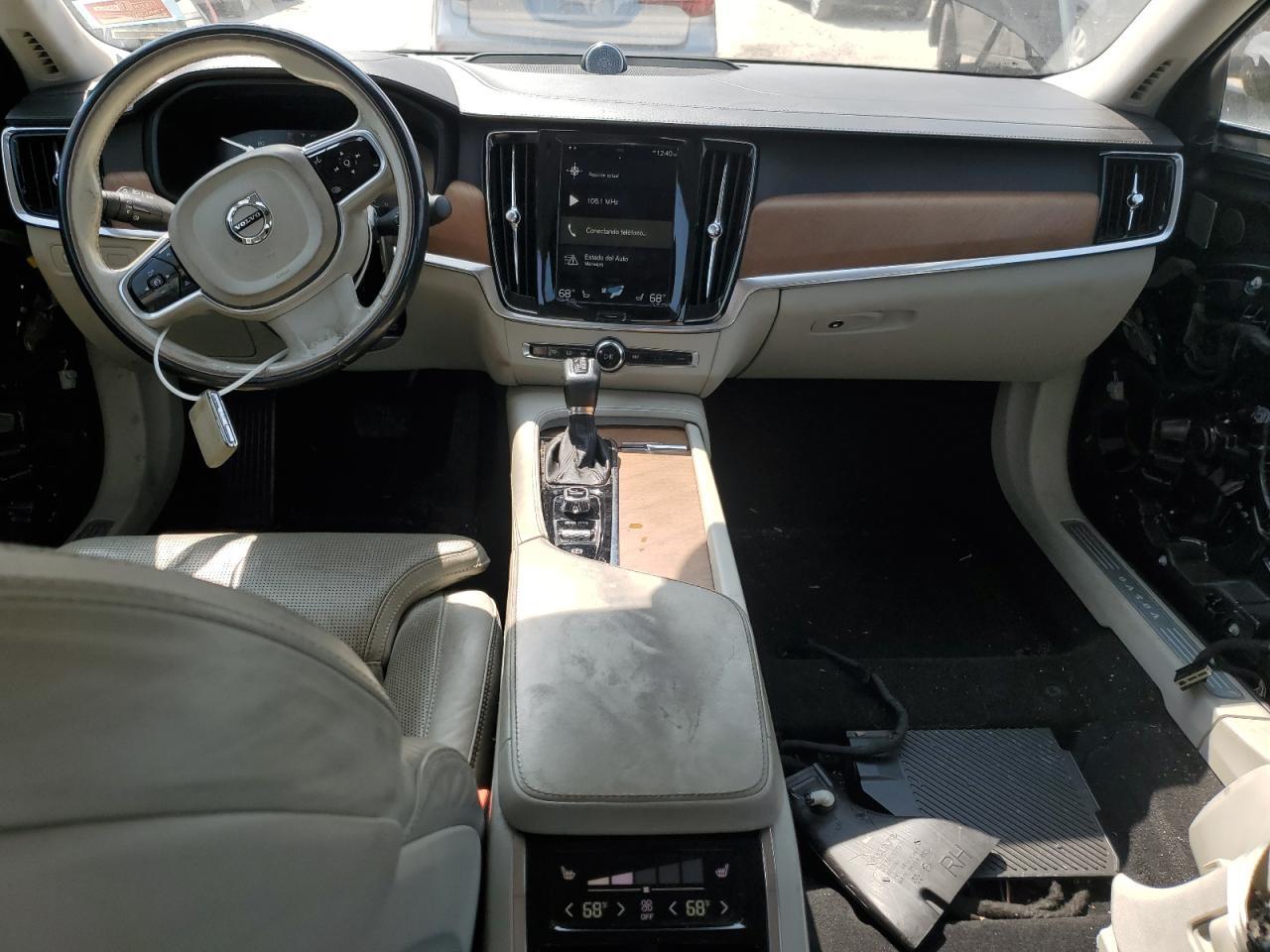 2017 VOLVO S90