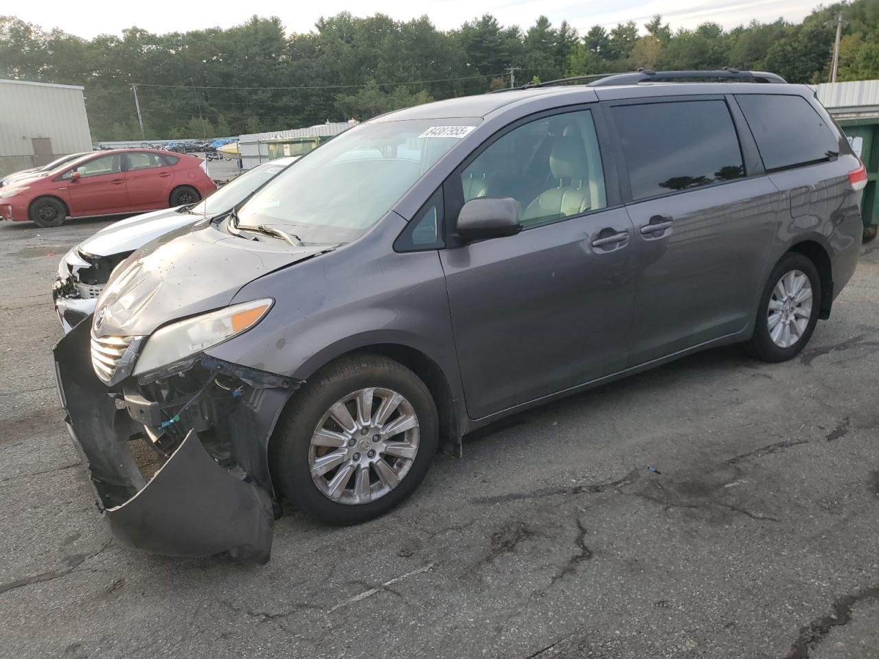 2011 TOYOTA SIENNA