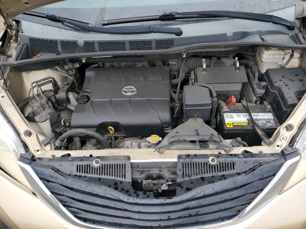 2011 TOYOTA SIENNA