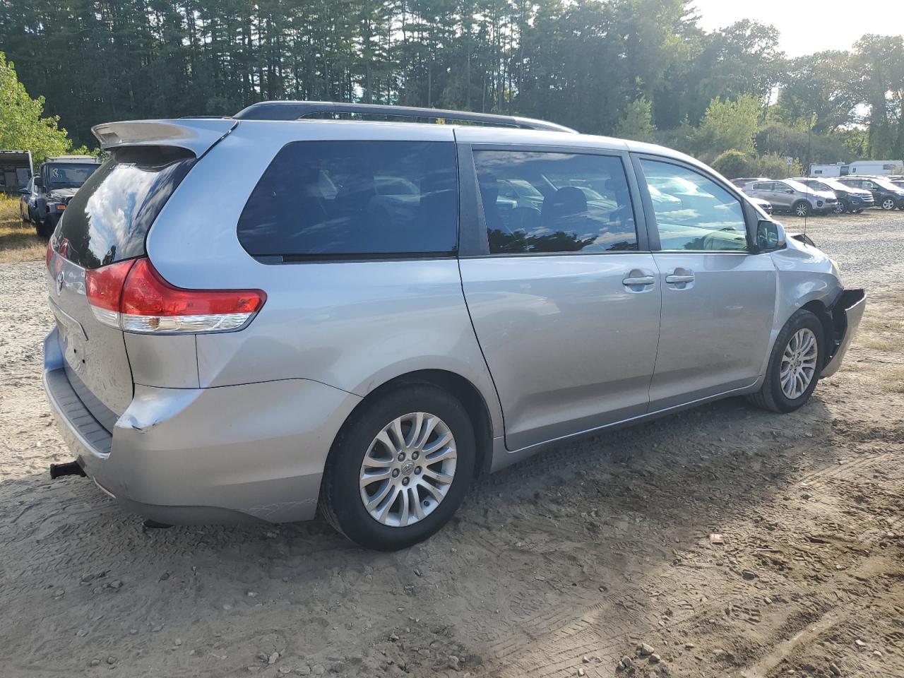 2012 TOYOTA SIENNA