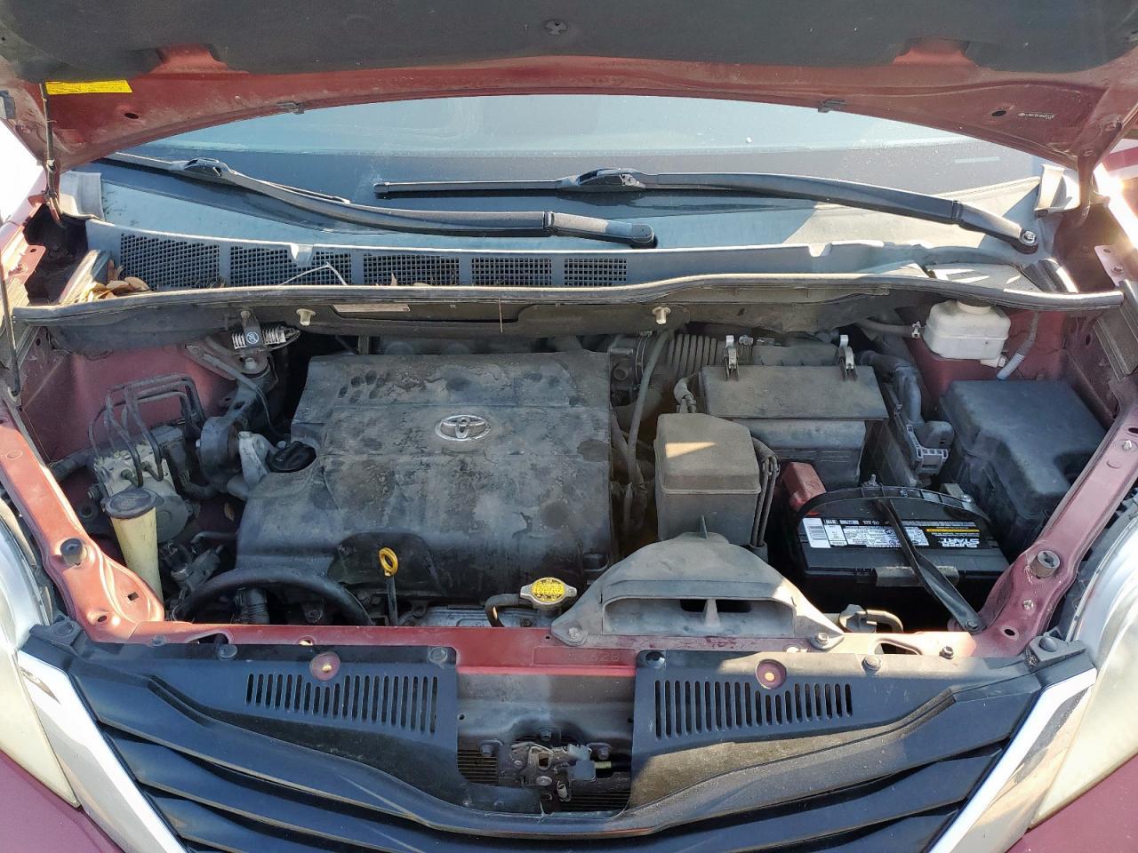 2011 TOYOTA SIENNA
