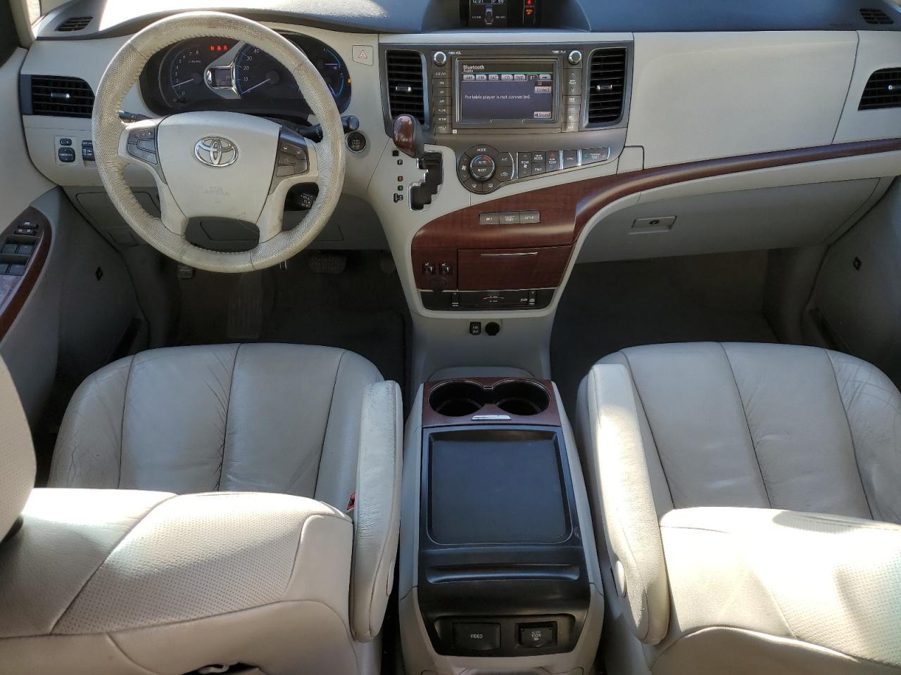 2011 TOYOTA SIENNA