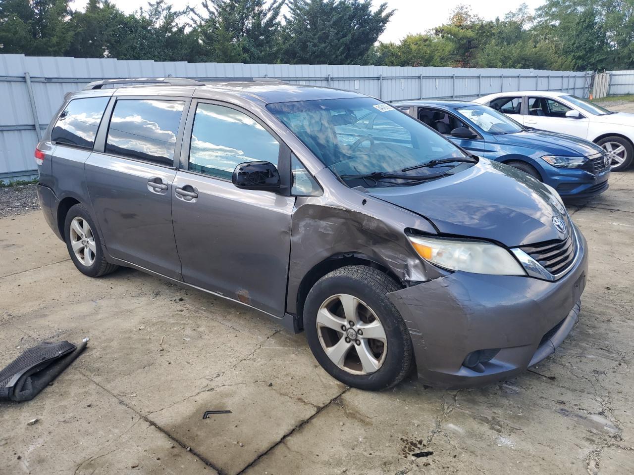 2011 TOYOTA SIENNA